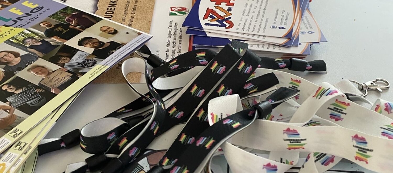 Zu sehen ist ein Tisch, auf dem Werbeartikel und Flyer aller Interessensvertretungen des BUNDIs liegen. 