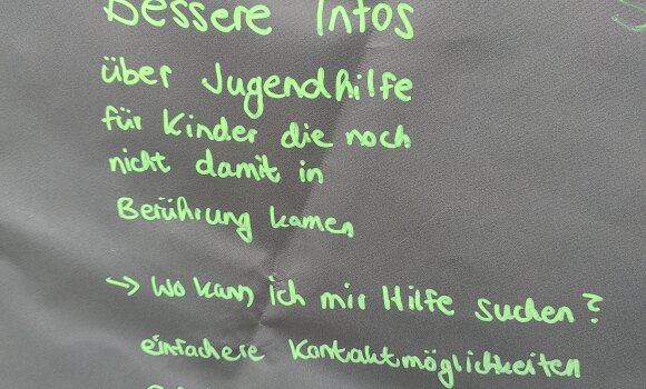 Auf schwarzem Hintergrund steht: "Bessere Infos über Jugendhilfe für Kinder, die noch nicht damit in Berührung kommen."