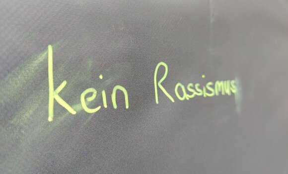 Auf schwarzem Hintergrund stehen die Worte "kein Rassismus".