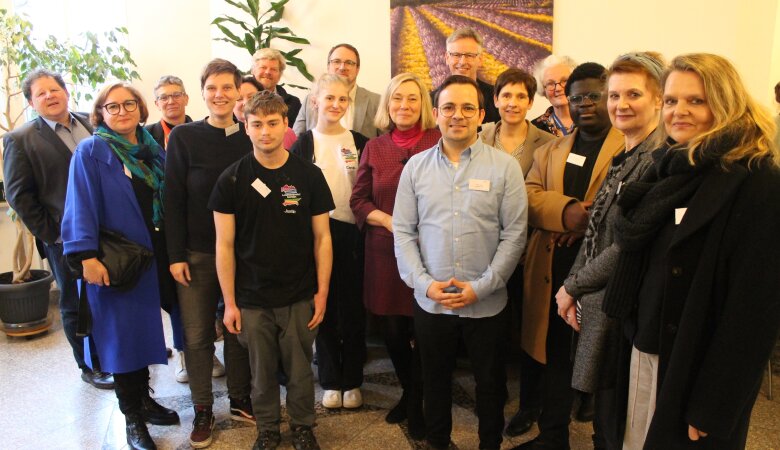 Zu sehen ist ein Gruppenfoto von allen Ehrengästen der Veranstaltung. 